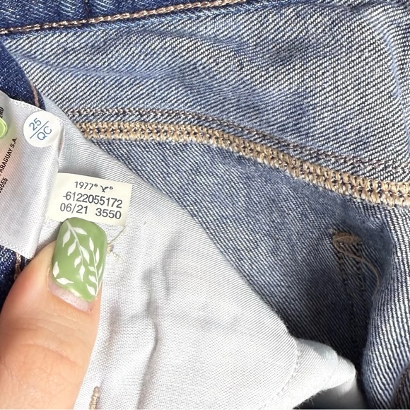 American Eagle Women’s Hight-Rise Relaxed Mom Jean Distressed Denim Size 0R NWT - Picture 11 of 16